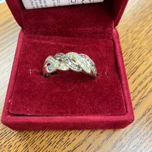 Elegant Silver and champagne twist ring